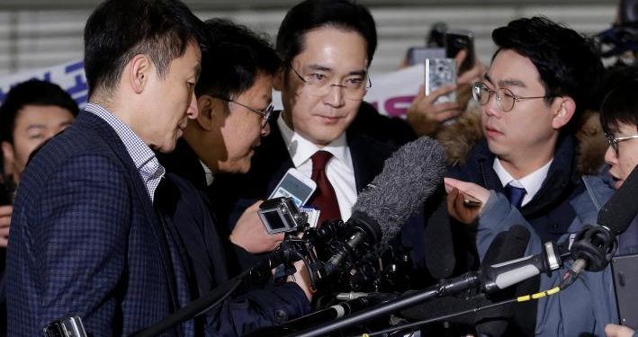 Jay Y. Lee, center, vice chairman of Samsung Electronics, arrives to be questioned as a suspect in bribery case in the influence-peddling scandal that led to the president's impeachment at the office of the independent counsel in Seoul, South Korea, Thursday, Jan. 12, 2017. REUTERS/Ahn Young-joon