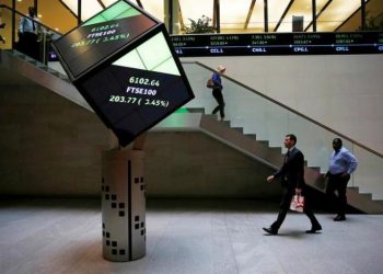 People walk through the lobby of the London Stock Exchange in London, Britain August 25, 2015.  REUTERS/Suzanne Plunkett/File photo