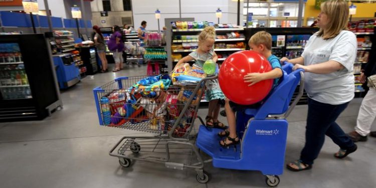 FILE PHOTO -  A family shops at the Wal-Mart Supercenter in Springdale, Arkansas June 4, 2015.    REUTERS/Rick Wilking/File Photo