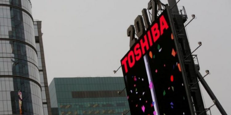 FILE PHOTO -  Workers prepare the New Year's eve numerals above a Toshiba sign in Times Square in Manhattan, New York City, U.S., December 26, 2016.   REUTERS/Andrew Kelly