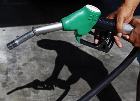 A customer uses a petrol nozzle to fill up his tank in a gas station in Nice August 27, 2012.    REUTERS/Eric Gaillard