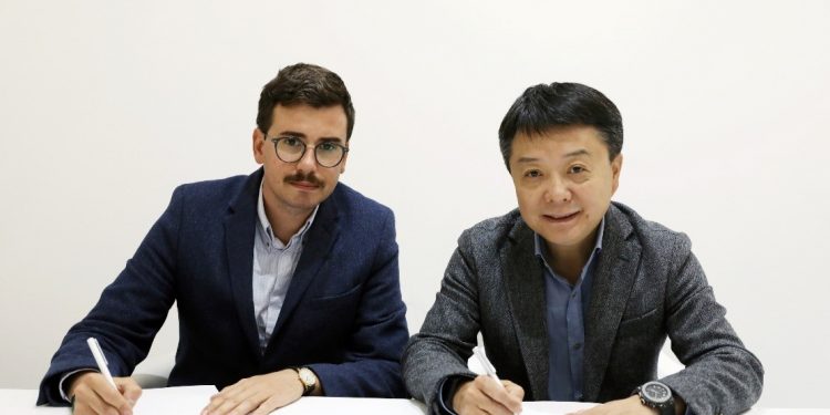 Romain Christodoulou (left), Senior Vice President, Jumia Group & Wang Xiang, Senior Vice President, Xiaomi Corporation