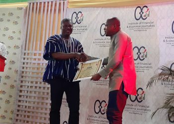 Masahudu Kunateh receiving his award for the overall Business and Financial Journalist