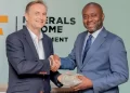 Rock of the Future: Chairman of Atlantic Lithium Neil Herbert (l) presents a sample of Lithium ore to MIIF CEO Edward Nana Yaw Koranteng. Demand for Lithium is set to quadruple over the next ten years due to the accelera- tion in the production of Electronic Vehicles (EVs).