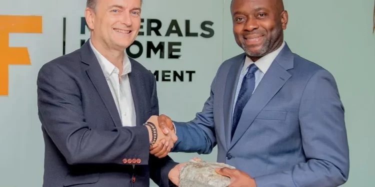 Rock of the Future: Chairman of Atlantic Lithium Neil Herbert (l) presents a sample of Lithium ore to MIIF CEO Edward Nana Yaw Koranteng. Demand for Lithium is set to quadruple over the next ten years due to the accelera- tion in the production of Electronic Vehicles (EVs).